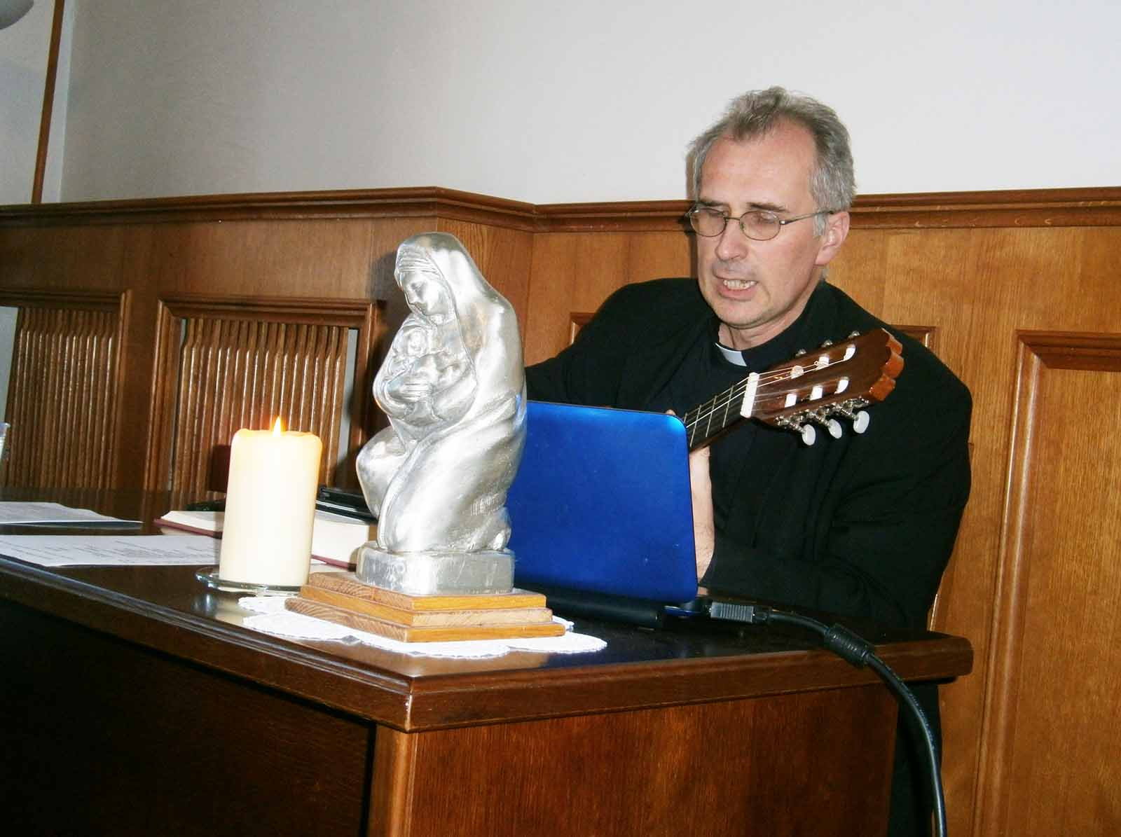 pater  Niko Bilić i njegova gitara